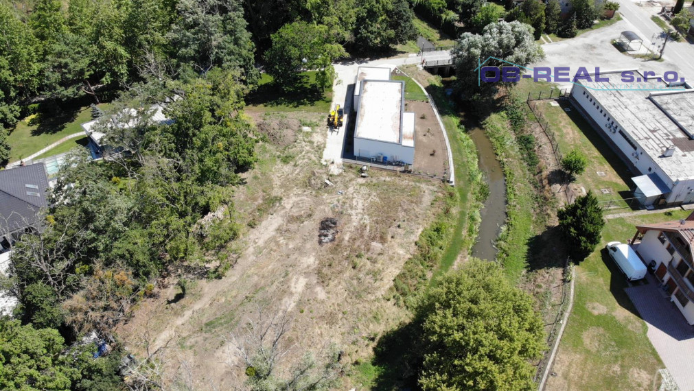 Predaj lukratívneho pozemku v obci Topoľnica v parku