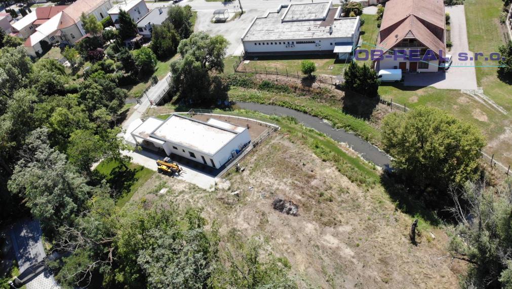 Predaj lukratívneho pozemku v obci Topoľnica v parku