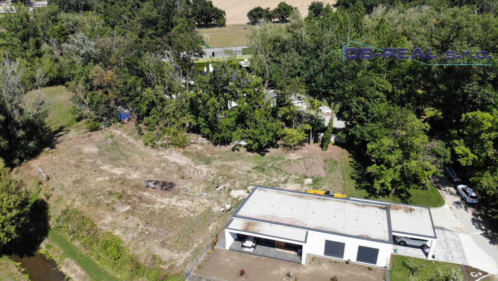 Predaj lukratívneho pozemku v obci Topoľnica v parku