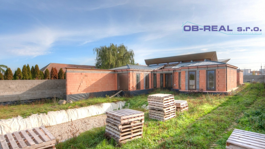 Ponúkame na predaj luxusnú novostavbu 5izb RD 322m2, pozemok 2738m2, 3-garáž 60m2, bazén 45m2