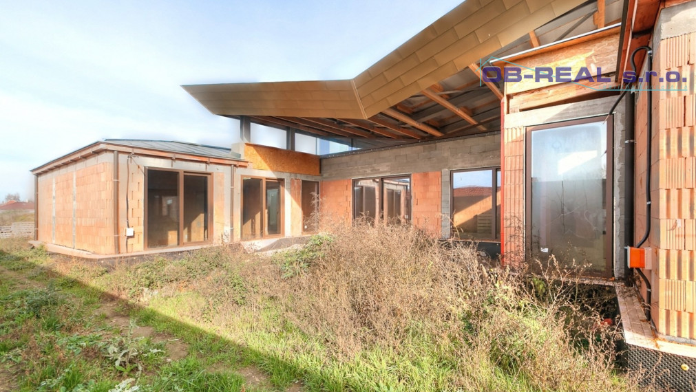 Ponúkame na predaj luxusnú novostavbu 5izb RD 322m2, pozemok 2738m2, 3-garáž 60m2, bazén 45m2