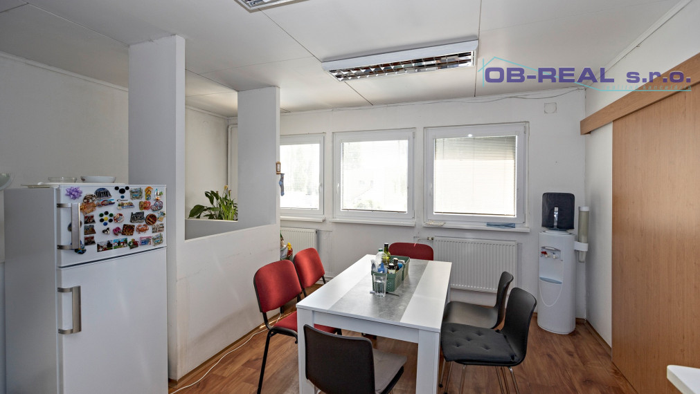 Predaj trojpodlažnej administratívnej budovy v Galante