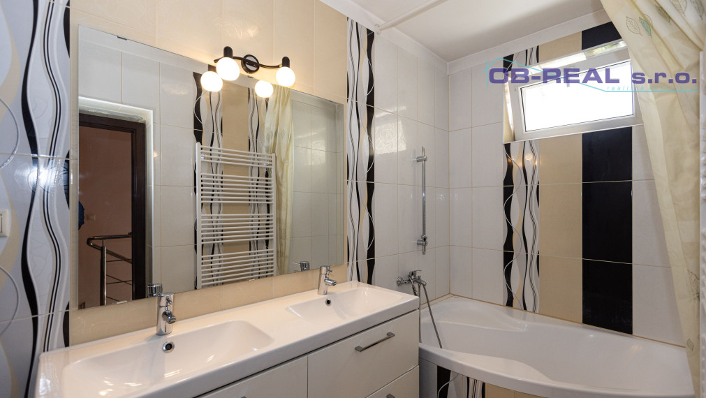 REZERVOVANÉ-Predaj rekonštr. 5izb RD 240m2, parková úprava, pozemok 198m2