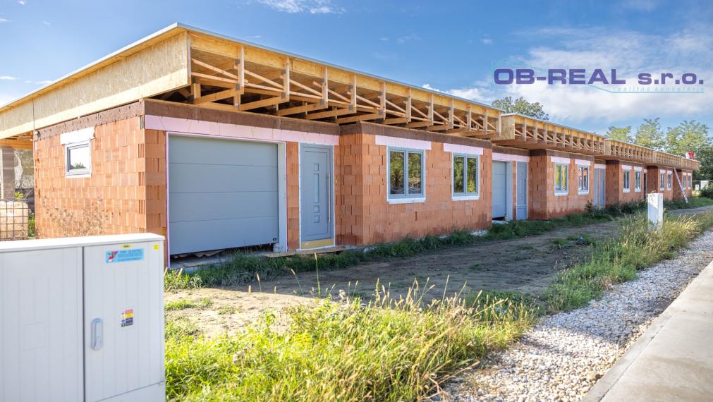 Exkluzívne ponúkame na predaj novostavby 4izb RD + garáž, v radovej zástavbe v novovybudovanej lokalite v Nebojsi