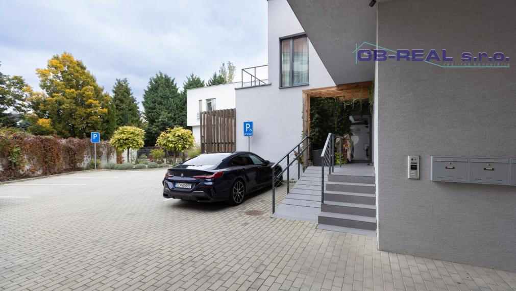 Prenájom moderného 2izb bytu 54m2, zariadený, 1x parkovanie