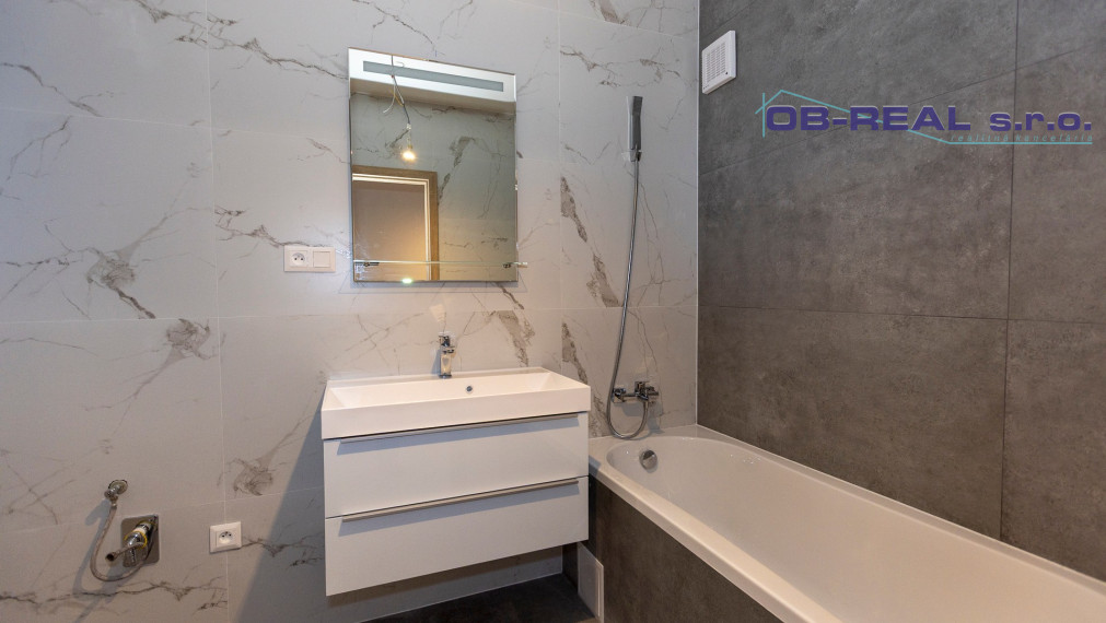 ZNIŽENA CENA_Predaj kompletne rekonštr. 3izb bytu na 1. z 12. posch. v centre Galanty