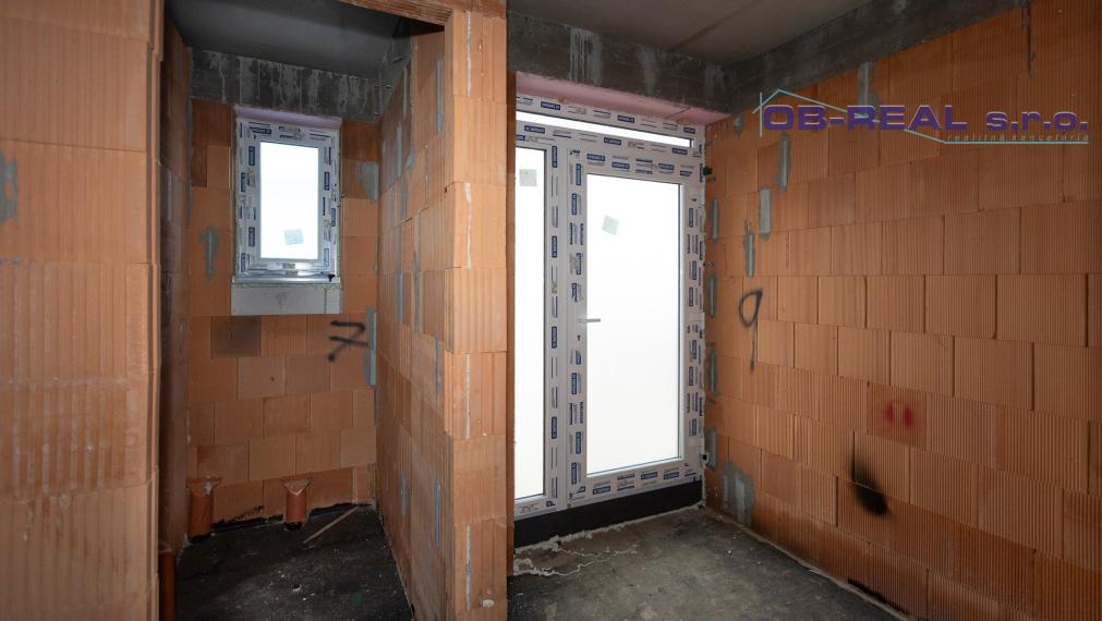 Predaj moderného 4izb holobytu 118m2 v dvojdome v Topoľnici. Pozemok 229m2