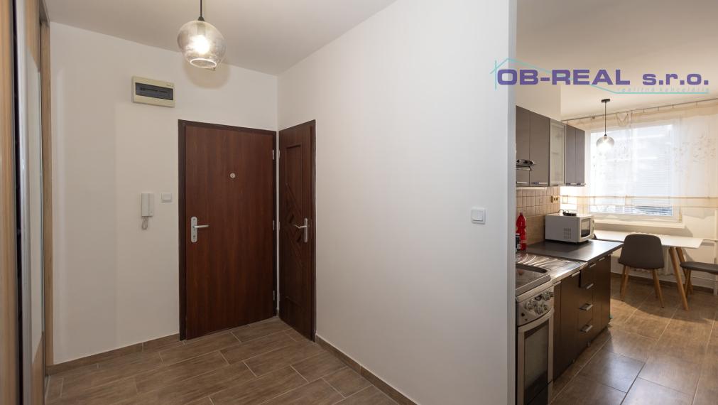 Prenájom rekonštr. č. zariad. 2izb bytu 50m2 na 3 z 7psch. Revolučná, GA