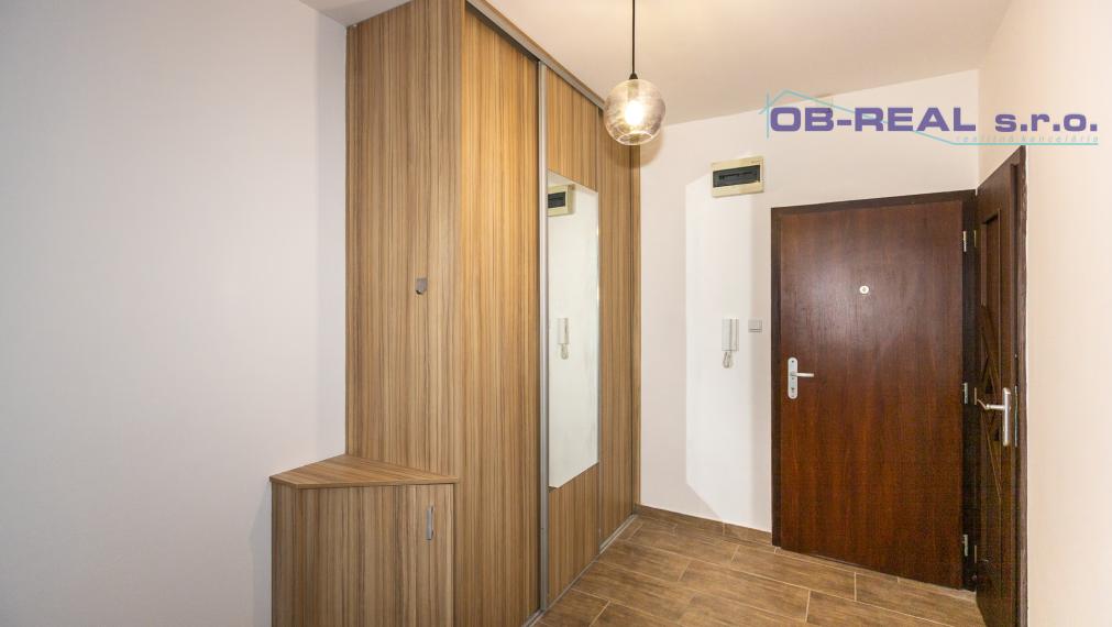 Prenájom rekonštr. č. zariad. 2izb bytu 50m2 na 3 z 7psch. Revolučná, GA