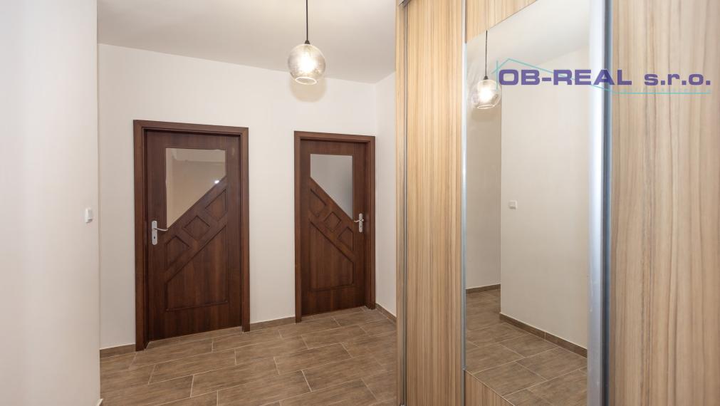 Prenájom rekonštr. č. zariad. 2izb bytu 50m2 na 3 z 7psch. Revolučná, GA