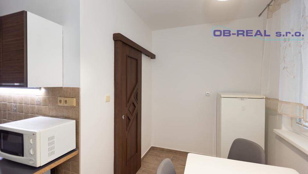 Prenájom rekonštr. č. zariad. 2izb bytu 50m2 na 3 z 7psch. Revolučná, GA