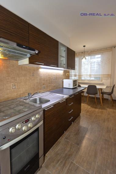 Prenájom rekonštr. č. zariad. 2izb bytu 50m2 na 3 z 7psch. Revolučná, GA