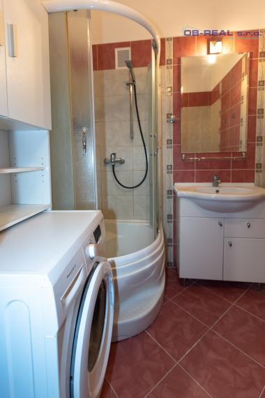 Prenájom rekonštr. č. zariad. 2izb bytu 50m2 na 3 z 7psch. Revolučná, GA