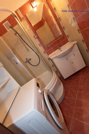 Prenájom rekonštr. č. zariad. 2izb bytu 50m2 na 3 z 7psch. Revolučná, GA