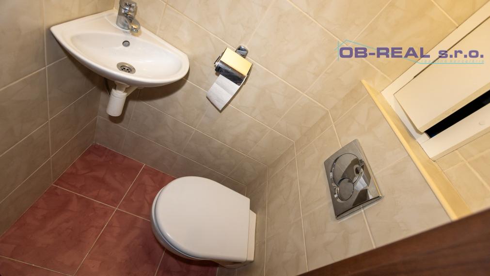 Prenájom rekonštr. č. zariad. 2izb bytu 50m2 na 3 z 7psch. Revolučná, GA