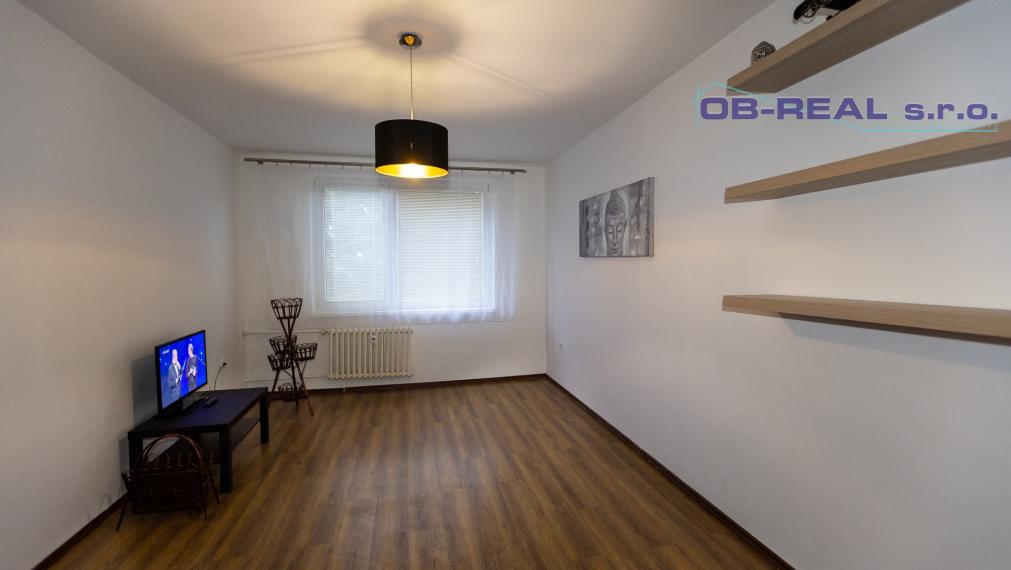 Prenájom rekonštr. č. zariad. 2izb bytu 50m2 na 3 z 7psch. Revolučná, GA