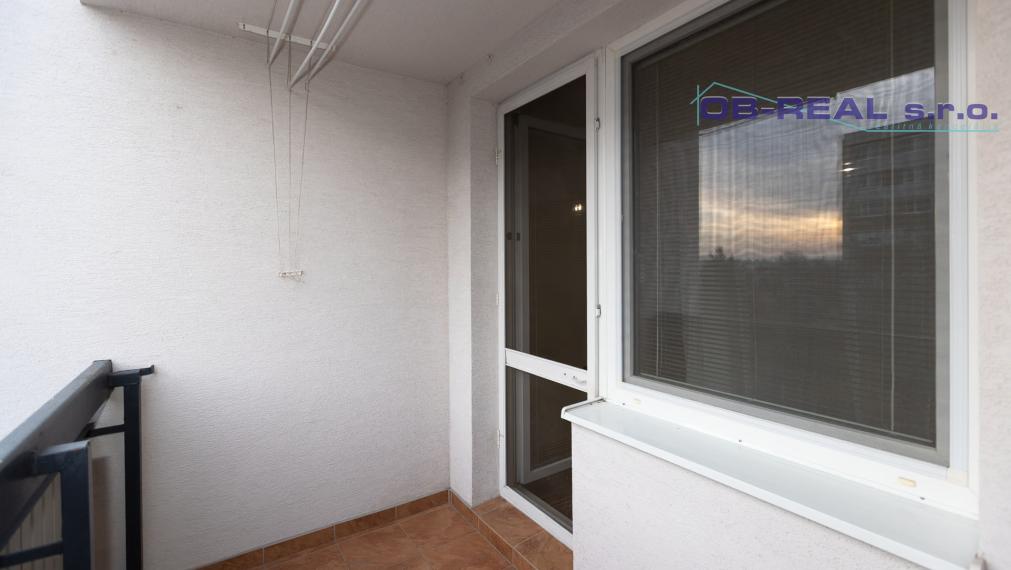 Prenájom rekonštr. č. zariad. 2izb bytu 50m2 na 3 z 7psch. Revolučná, GA