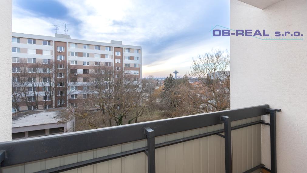 Prenájom rekonštr. č. zariad. 2izb bytu 50m2 na 3 z 7psch. Revolučná, GA