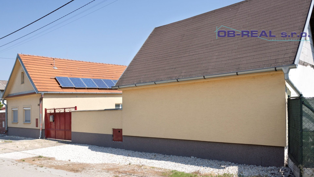 REZERVOVANÝ - Rekonštruovaný 5izb dom Váhovce s pozemkom 28,5 áru (možnosť rozdeliť)