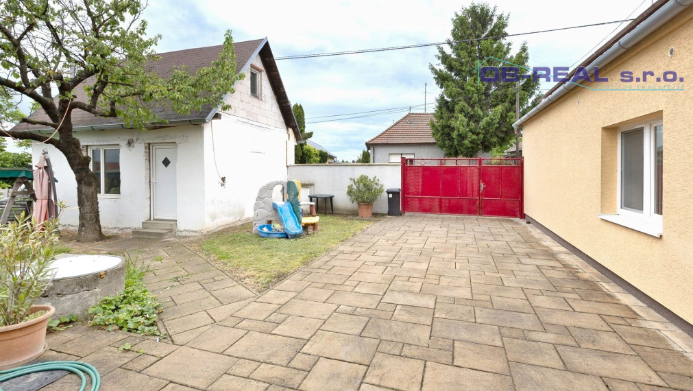 REZERVOVANÝ - Rekonštruovaný 5izb dom Váhovce s pozemkom 28,5 áru (možnosť rozdeliť)