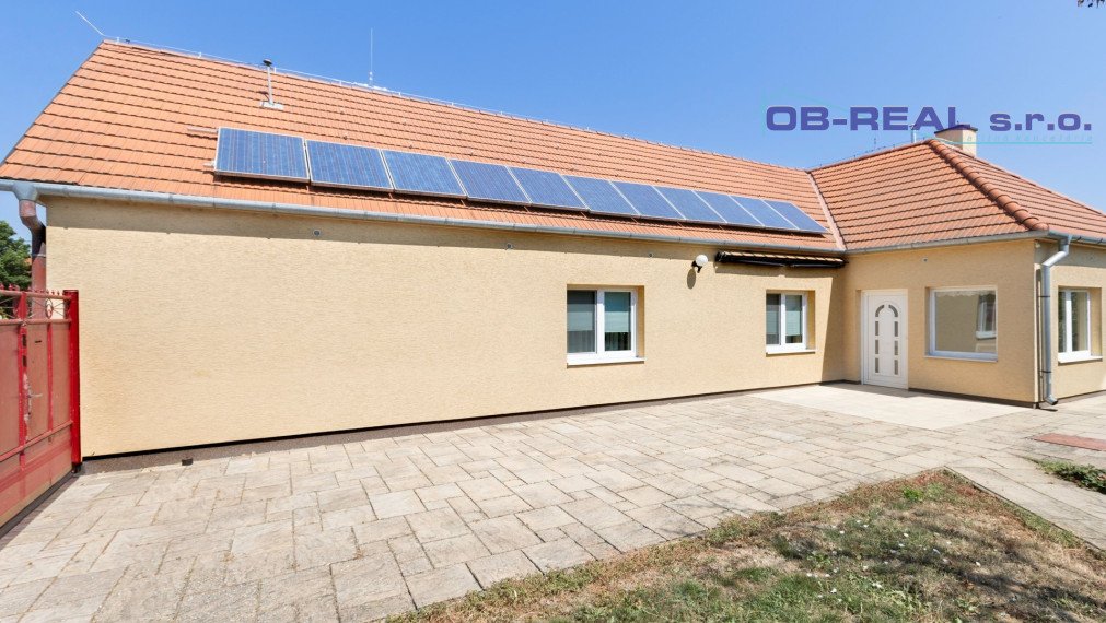 REZERVOVANÝ - Rekonštruovaný 5izb dom Váhovce s pozemkom 28,5 áru (možnosť rozdeliť)
