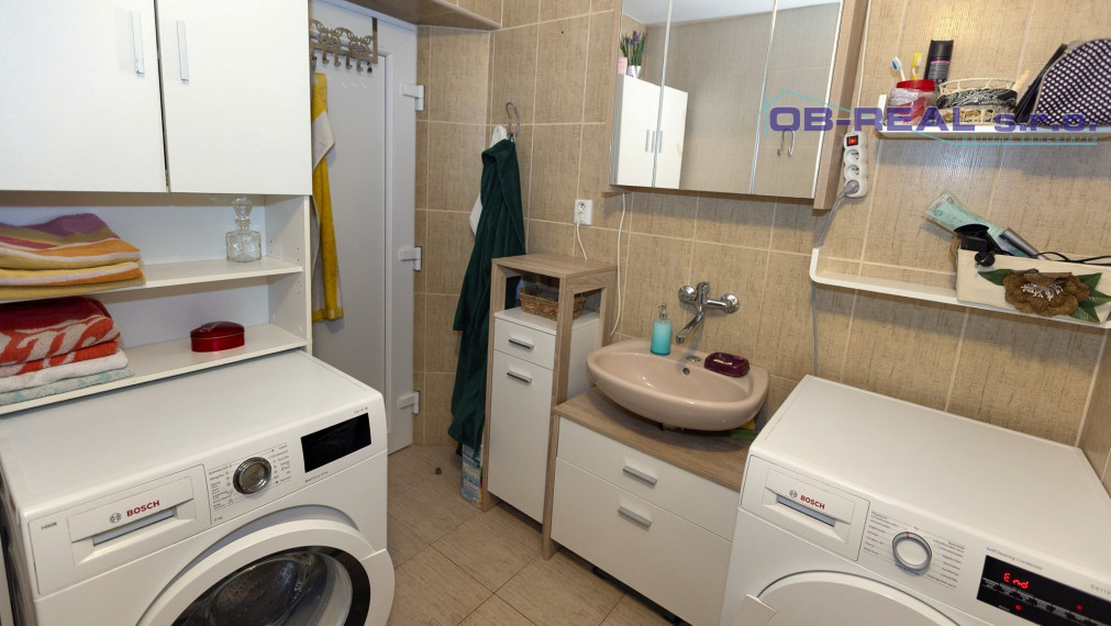 REZERVOVANÝ - Rekonštruovaný 5izb dom Váhovce s pozemkom 28,5 áru (možnosť rozdeliť)