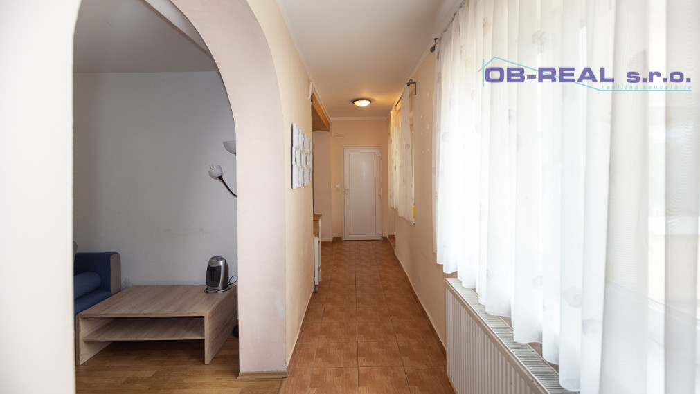 REZERVOVANÝ - Rekonštruovaný 5izb dom Váhovce s pozemkom 28,5 áru (možnosť rozdeliť)