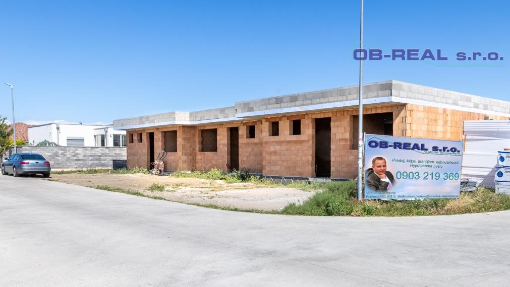 Moderný 3i byt v rodinnom trojdome s vlastnou terasou, pozemkom a 2 parkovacími miestami – Galanta