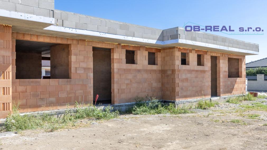 Moderný 3i byt v rodinnom trojdome s vlastnou terasou, pozemkom a 2 parkovacími miestami – Galanta