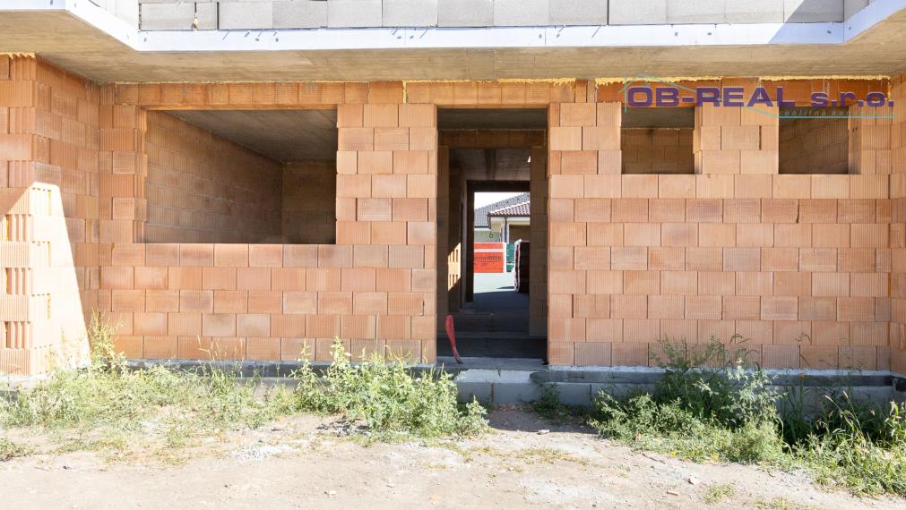 Moderný 3i byt v rodinnom trojdome s vlastnou terasou, pozemkom a 2 parkovacími miestami – Galanta