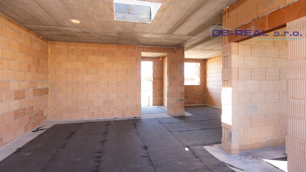 Moderný 3i byt v rodinnom trojdome s vlastnou terasou, pozemkom a 2 parkovacími miestami – Galanta
