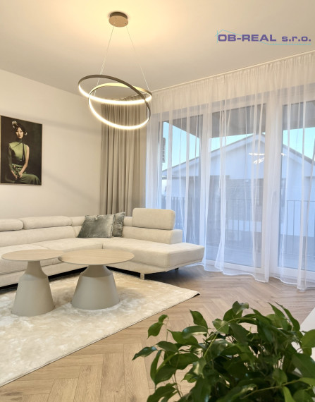 Prenájom veľkometrážneho nadštandardného 3-izb.bytu s balkónom a parkovaním
