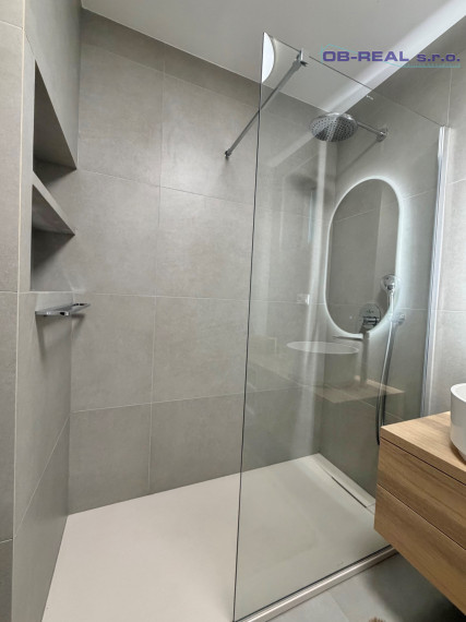Prenájom veľkometrážneho nadštandardného 3-izb.bytu s balkónom a parkovaním