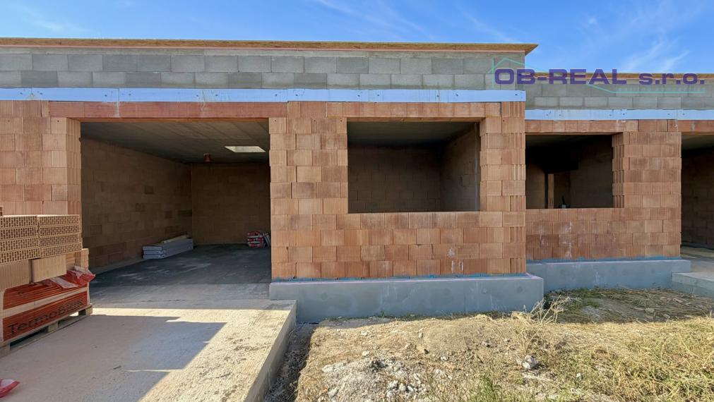 Moderný 3i byt v rodinnom trojdome s vlastnou terasou, pozemkom a 2 parkovacími miestami – Galanta