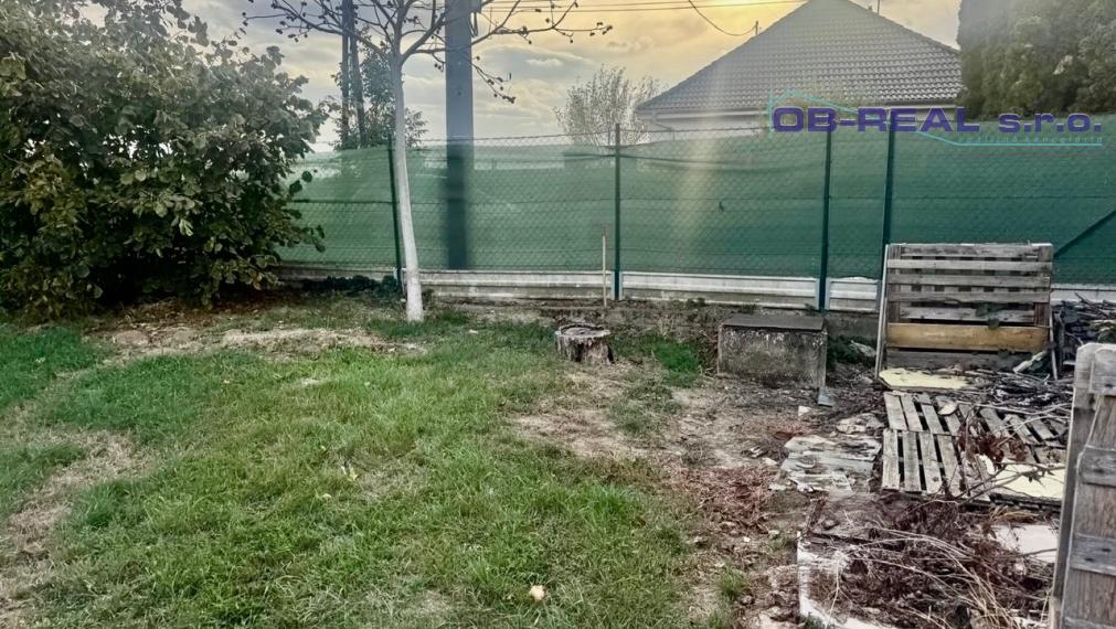 Predaj stavebného pozemku 993m2 pre rodinný dom vo Váhovciach