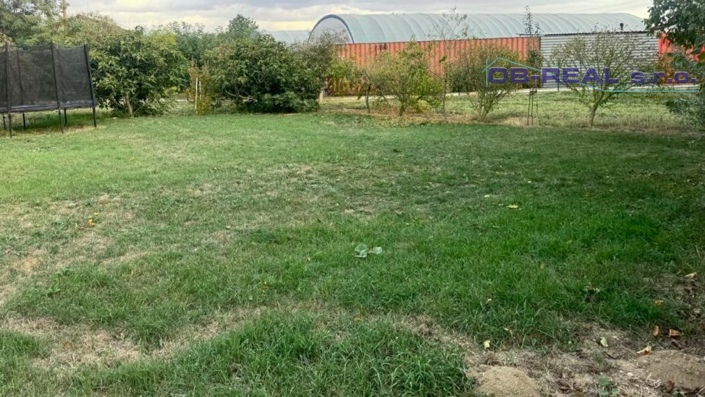 Predaj stavebného pozemku 993m2 pre rodinný dom vo Váhovciach
