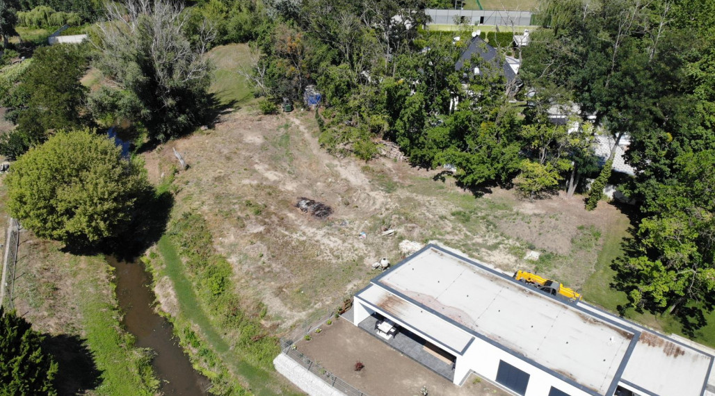 Predaj lukratívneho pozemku v obci Topoľnica v parku