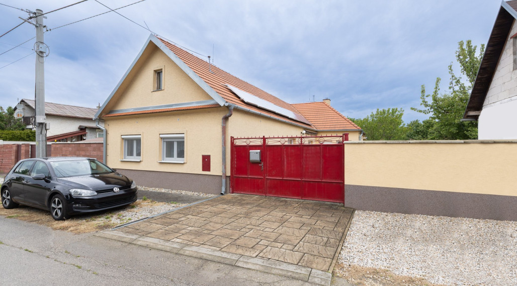 REZERVOVANÉ - Predaj reknštr.5izb RD 191m2 pozemok 2854m2 v obci Váhovce