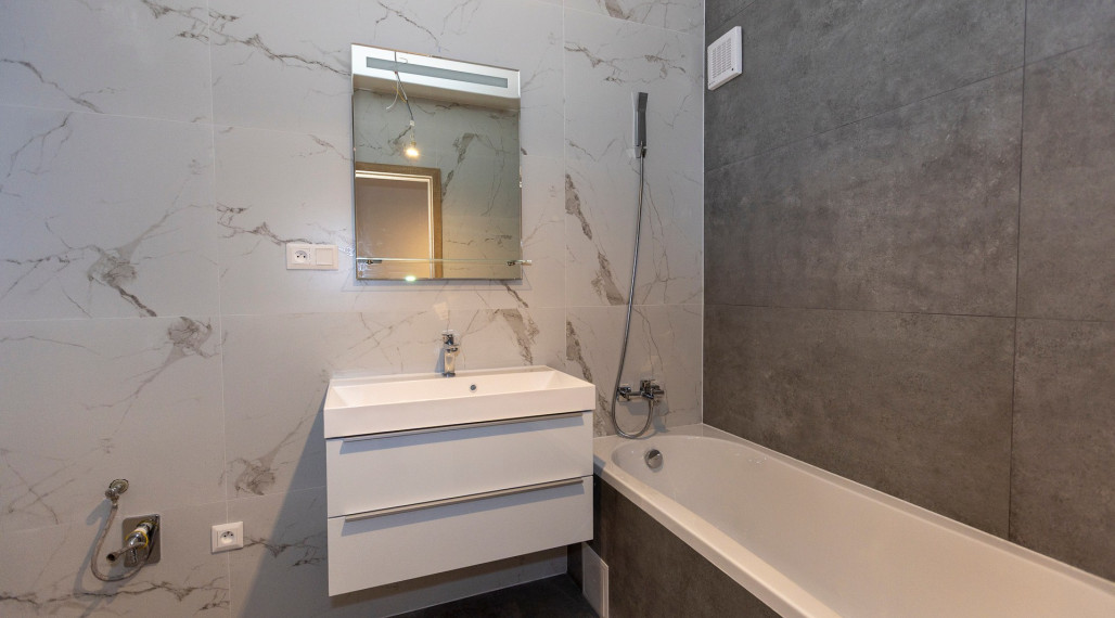 Predaj kompletne rekonštr. 3izb bytu na 1. z 12. posch. v centre Galanty