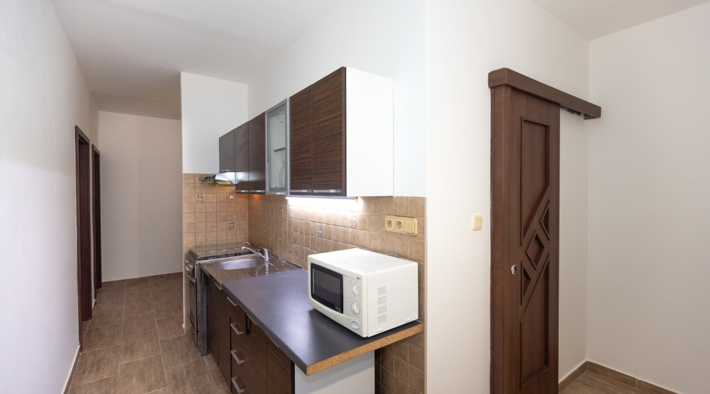 Prenájom rekonštr. č. zariad. 2izb bytu 50m2 na 3 z 7psch. Revolučná, GA