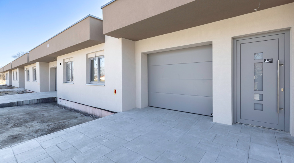 AKCIOVA CENA!!! Exkluzívne ponúkame na predaj novostavby 4izb RD s garážou, v radovej zástavbe v novovybudovanej lokalite v Nebojsi