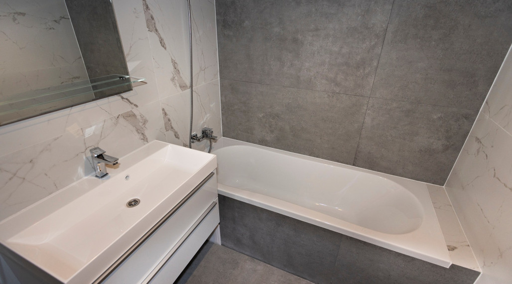 ZNIŽENA CENA_Predaj kompletne rekonštr. 3izb bytu na 1. z 12. posch. v centre Galanty