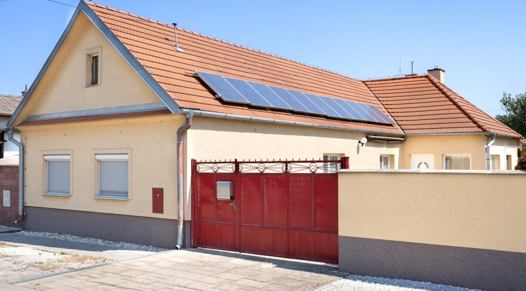 REZERVOVANÝ - Rekonštruovaný 5izb dom Váhovce s pozemkom 28,5 áru (možnosť rozdeliť)
