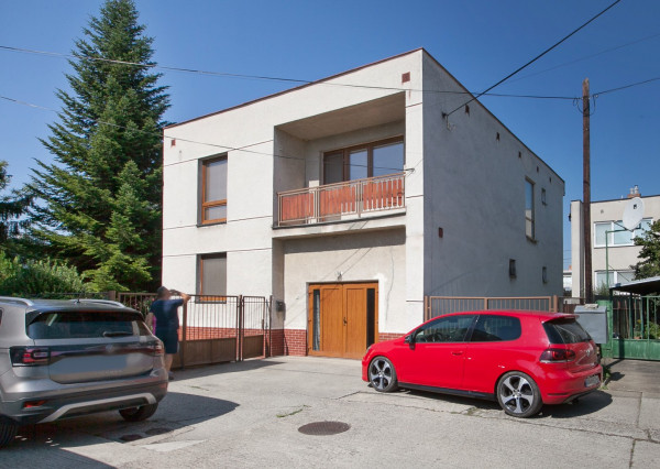 Predaj 1poschd. 5izb RD úžit.242m2 pozemok 673m2 dobrý stav
