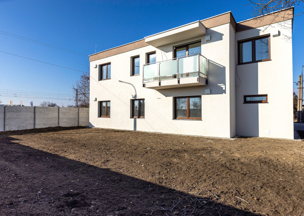 REZERVOVANÉ -  POSLEDNÝ VOĽNÝ BYT - Predaj 3izb bytov s pozemkom a 2x parking v novostavbe v Sládkovičove