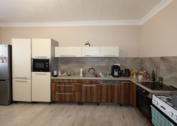 Ponúkame na predaj rekonštr. 3+1izb RD zast.157m2 na spoločnom dvore v Sládkovičove.