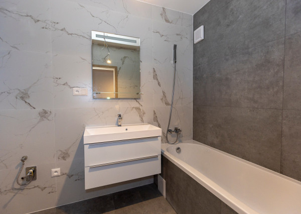 Predaj kompletne rekonštr. 3izb bytu na 1. z 12. posch. v centre Galanty