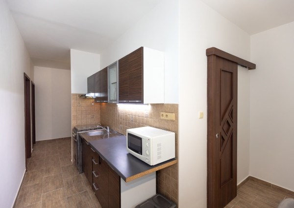 Prenájom rekonštr. č. zariad. 2izb bytu 50m2 na 3 z 7psch. Revolučná, GA