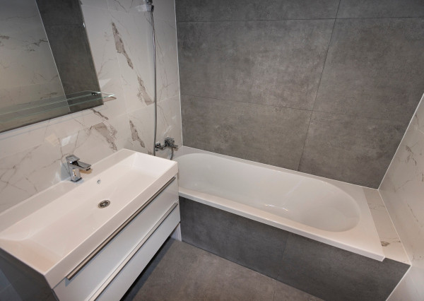 Predaj kompletne rekonštr. 3izb bytu na 1. z 12. posch. v centre Galanty